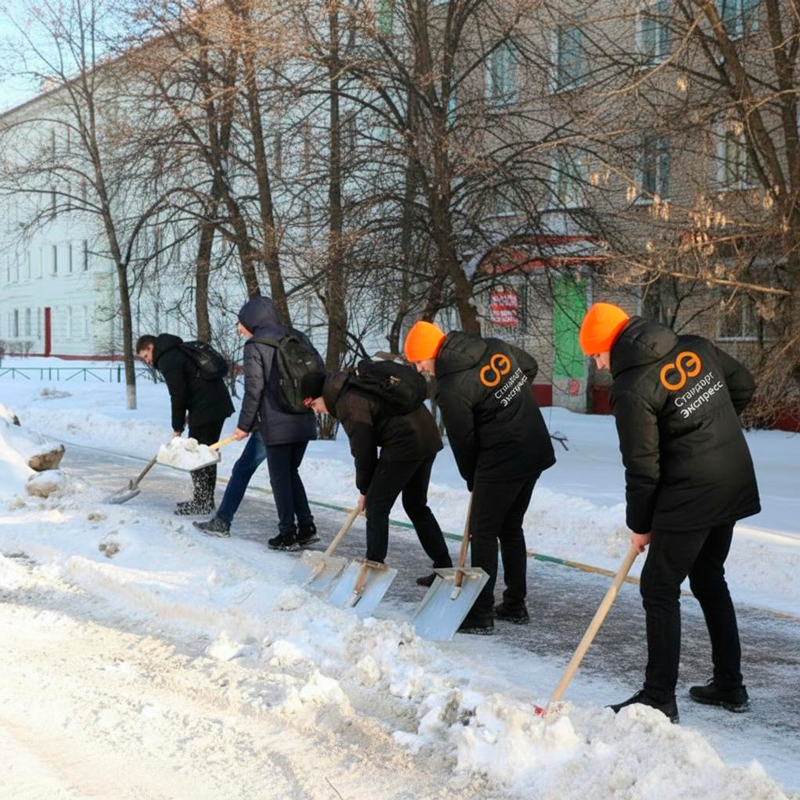 Уборка снега с крыш и территорий в Камызяке